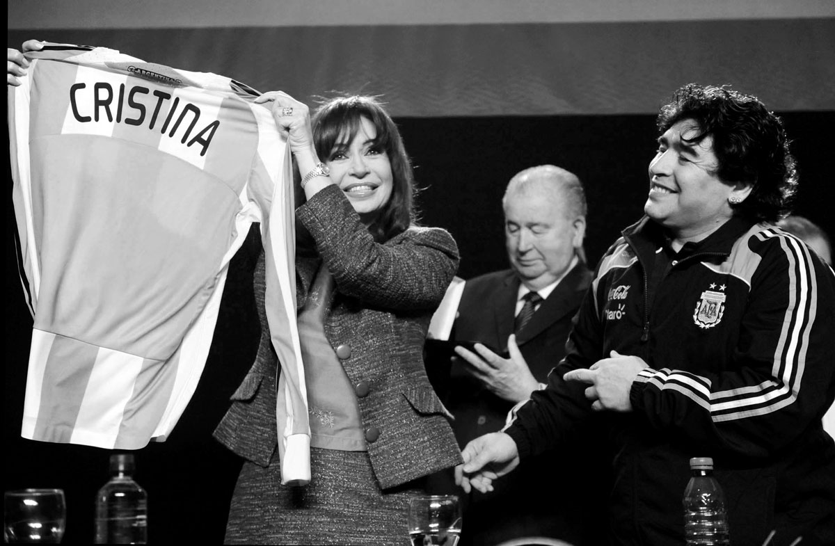 Cristina Kirchner, Julio Grondona (ao fundo) e Maradona na apresentação do programa Fútbol para Todos em 2009 (Foto: Presidencia de la Nación)